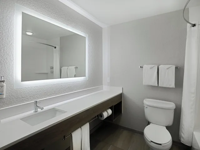 غرفة قياسية بسريرين كوين بشرفة، Holiday Inn Express Hotel And Suites Lakeland North I 4 5/6