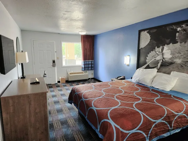 Studio, Suite, King Bed, Super 8 By Wyndham Shreveport 2/6