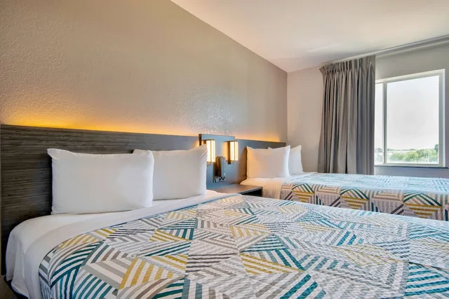 غرفة قياسية بسريرين مزدوجين لذوي الإعاقة، Motel6 Harlingen, TX 1/8