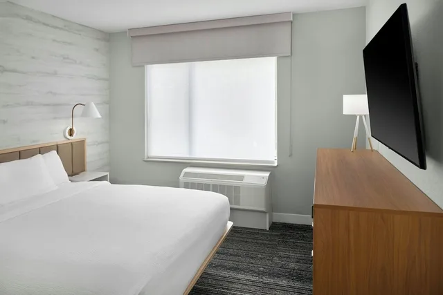 جناح بسرير كوين بغرفة نوم واحدة مع أريكة، TownePlace Suites by Marriott Lansing North 2/6