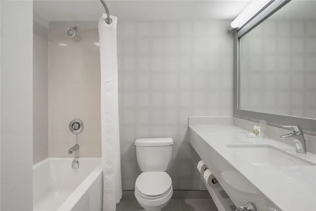 غرفة بسريرين كوين بحوض استحمام، Birchwood Inn, BW Premier Collection 4/5