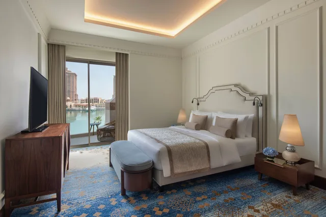 غرفة بسرير كينج بغرفتي نوم، The St. Regis Marsa Arabia Island, The Pearl Qatar 8/10
