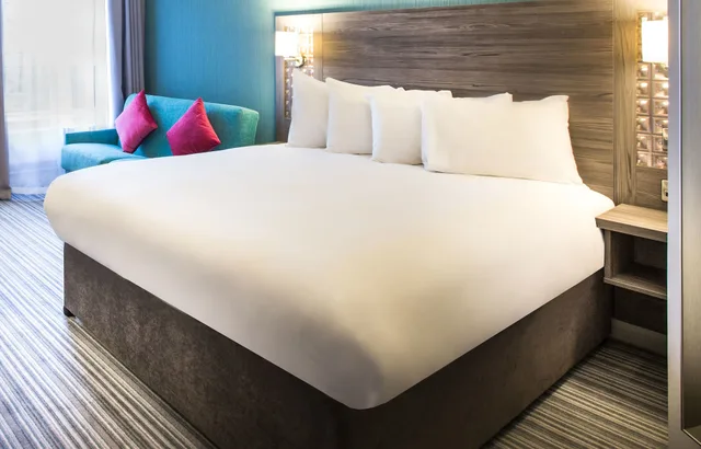 غرفة قياسية بسرير مزدوج مع أريكة، Leonardo Hotel Belfast 1/4