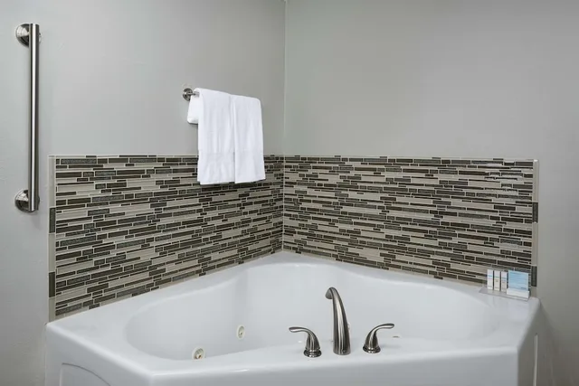 غرفة بسرير كينج بحوض جاكوزي، Hampton Inn Jupiter/Juno Beach 3/3