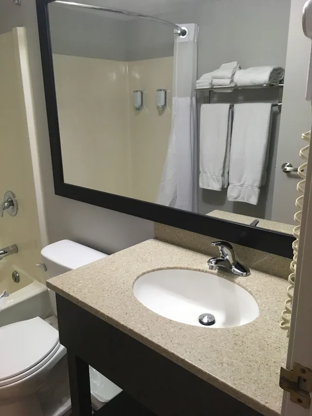 غرفة بزنس بسرير كينج في الطابق الأرضي، Travelodge Suites by Wyndham New Glasgow 2/2