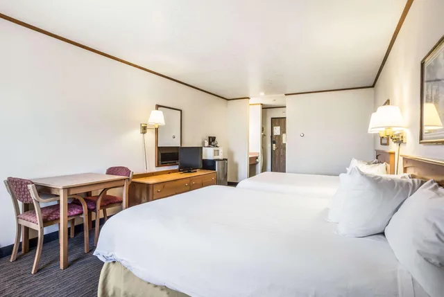 غرفة بسرير كوين، Days Inn by Wyndham Mackinaw City/Bridgeview Area 3/9