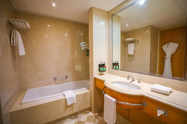 غرفة قياسية بسريرين منفصلين بإطلالة على المدينة، Crowne Plaza Hotel Beirut 6/8