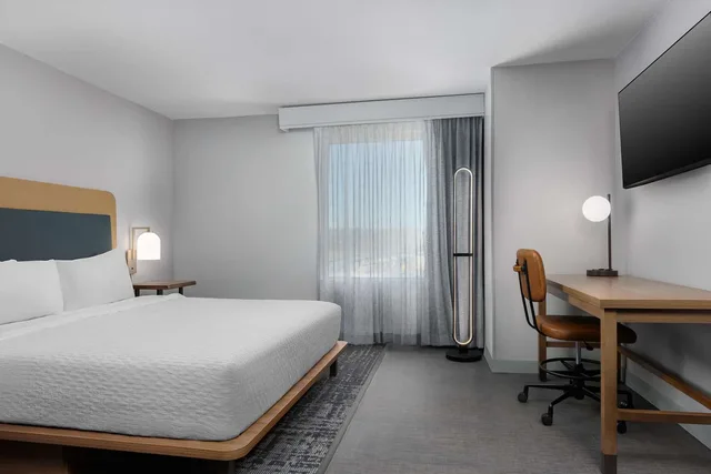 استوديو بسرير كينج مع أريكة بحوض استحمام لذوي الإعاقة، Homewood Suites by Hilton Newport Cincinnati 1/4