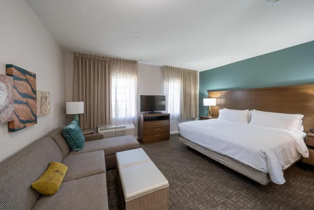 جناح استوديو بسرير كينج بحوض استحمام لذوي الإعاقة، Staybridge Suites Houston East - Baytown 1/8
