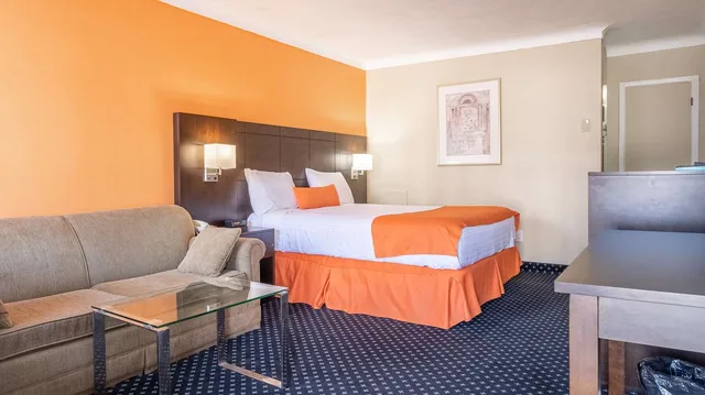 غرفة بسرير كوين، Knights Inn North Bay 4/7