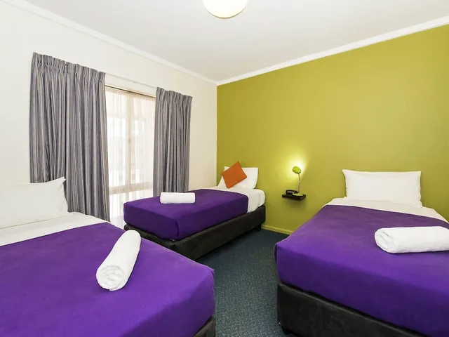 غرفة عائلية بسرير كوين وسريرين فرديين بغرفتي نوم، Ibis Styles Geraldton 1/5