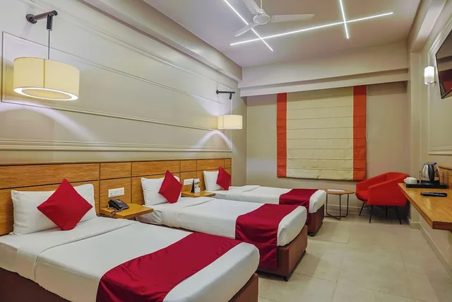 غرفة كلوب بثلاثة أسرّة، Max Hotel Prayagraj 3/10