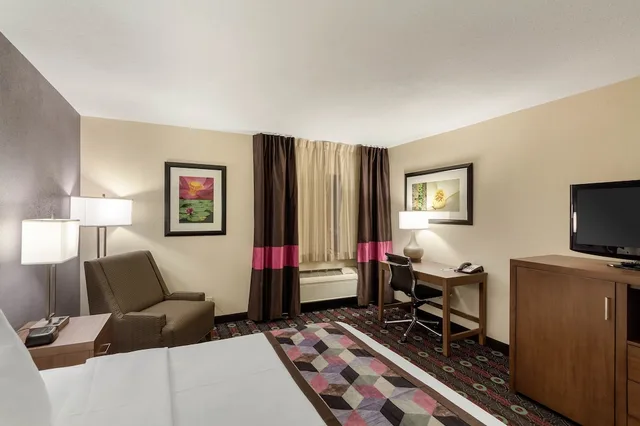 غرفة قياسية بسرير كينج، Comfort Inn Tulsa Midtown 2/2