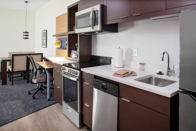 جناح استوديو بسرير كوين بحوض استحمام لذوي الإعاقة، TownePlace Suites by Marriott Orlando Airport 3/3