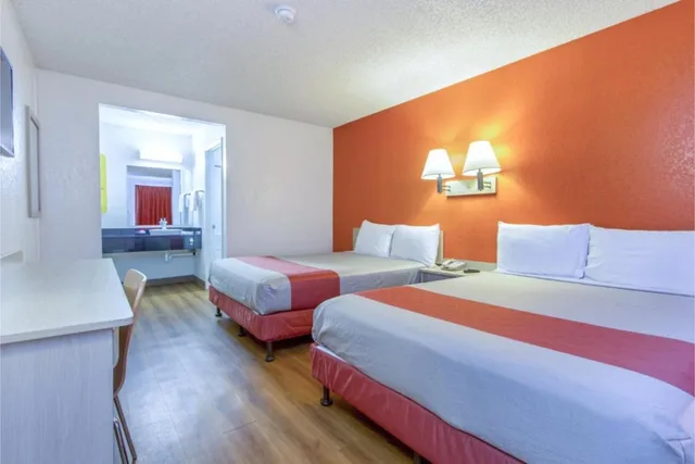 غرفة بسريرين مزدوجين، Motel6 Phoenix, AZ - Airport - 24th Street 2/2
