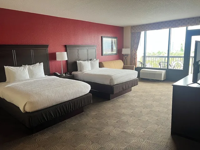 غرفة بريميير بسريرين كوين بإطلالة على المرسى بشرفة بمطبخ صغير، Pier House 60 Marina Hotel 1/7