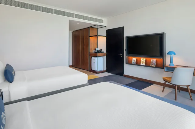 غرفة بسريرين مزدوجين بإطلالة على المسبح، The WB Abu Dhabi, Curio Collection by Hilton 1/5