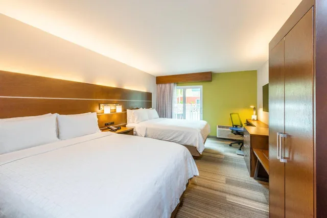 Standard, Queen Bed, Pool Access، Holiday Inn Express & Suites Bradenton West, an IHG Hotel 2/8