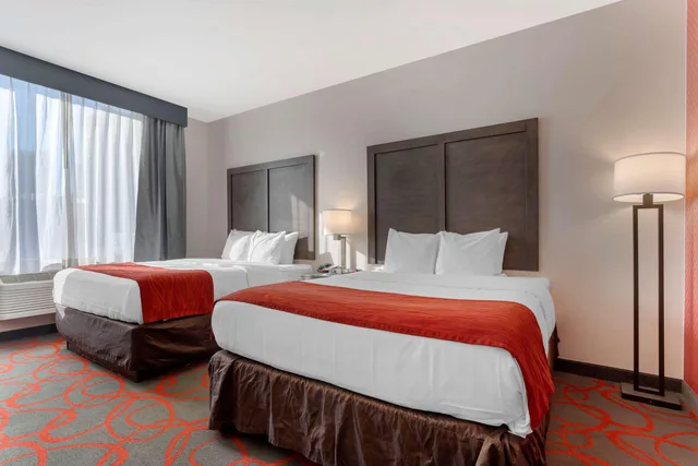 غرفة بسريرين كوين، Comfort Inn And Suites Near Stadium 3/5