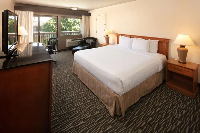 غرفة بريميوم بسرير كينج، Red Lion Hotel Bellevue 2/6