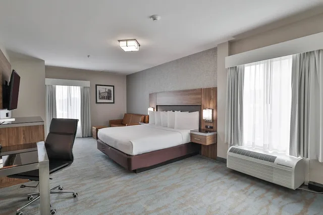 جناح بسرير كينج بإطلالة على المدينة مع أريكة، The Penn Stroud Stroudsburg - Poconos, an Ascend Collection Hotel 2/7