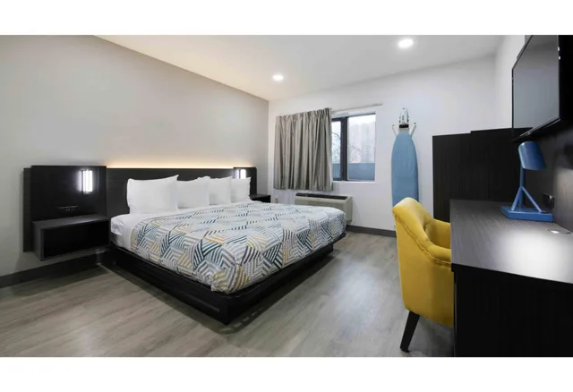 1 King Bed - Mob Acc RI Shwr Nsmk Micfridg، Motel6 Atlanta, GA - Downtown 1/4