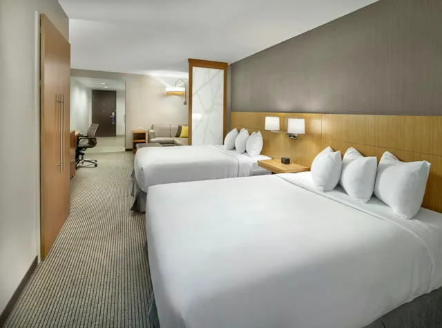 غرفة بسريرين كوين لذوي الإعاقة، DoubleTree by Hilton Edmonton Downtown 1/2
