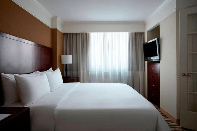جناح بسرير كينج مع أريكة، Washington Dulles Marriott Suites 1/10