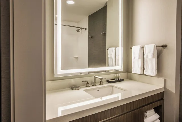 غرفة قياسية بسرير كينج مع أريكة لذوي الإعاقة، Holiday Inn Portland West Hillsboro 5/6