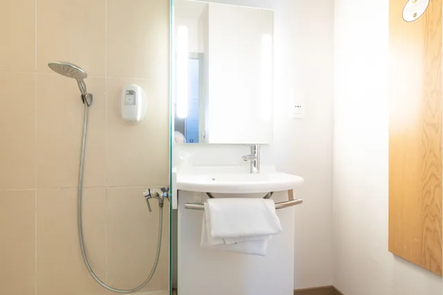 غرفة رباعية بسرير مزدوج وسريرين منفصلين، B&B Hotel Saint Malo Centre 6/6