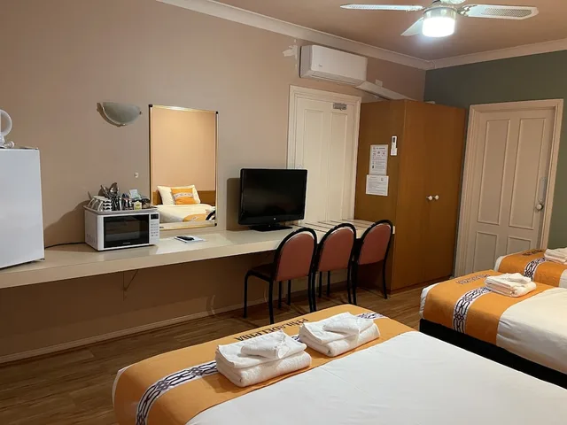 غرفة عائلية بسرير كوين وسريرين منفصلين، Philadelphia Motor Inn 4/7