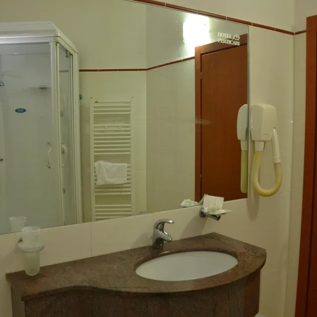 غرفة ثلاثية، Hotel Perticari 5/6