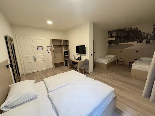 جناح عائلي بسرير كوين وسرير فردي، Hotel Evropa Celje 1/4