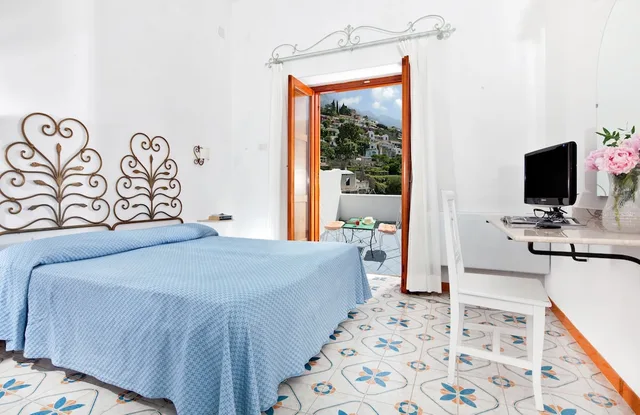 غرفة قياسية بسريرين منفصلين بإطلالة جزئية على البحر، Hotel Vittoria Positano 1/3