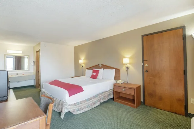غرفة بسرير كينج، OYO Hotel Tulsa International Airport 2/3