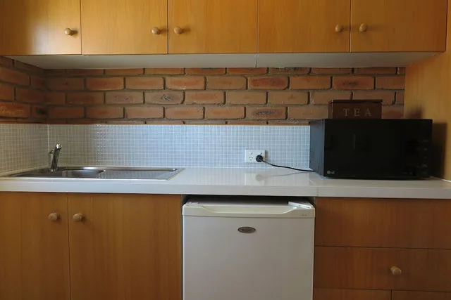 غرفة قياسية بسرير كوين وسرير فردي بمطبخ صغير، SUMMERHILL MOTOR INN 5/5