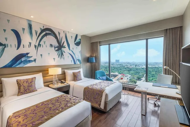 Premier, Twin Beds, The Leela Ambience Convention Hotel Delhi 1/4