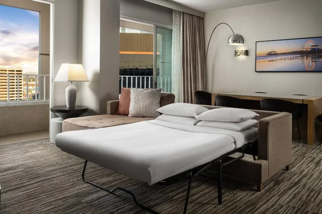 Presidential, Summit, Suite, King Bed, Sofa, High Floor، Warner Center Marriott Woodland Hills 1/4