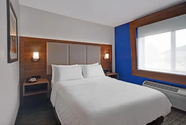 جناح بسرير كوين، Holiday Inn Express Marshall 1/1