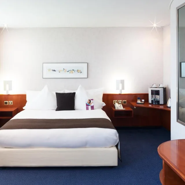 جناح جونيور بسرير كوين بمنطقة جلوس، Crowne Plaza Zurich 3/10