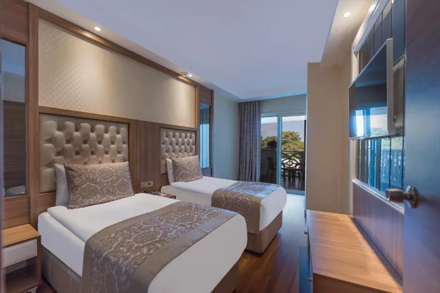 غرفة قياسية بسرير مزدوج بإطلالة على المسبح، Oz Hotels Sui 3/4