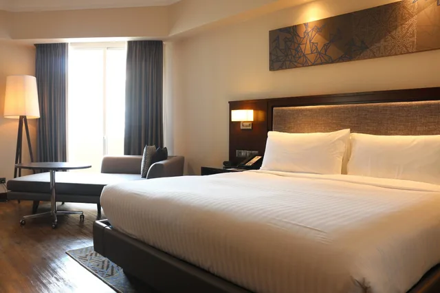 غرفة ديلوكس بسرير كينج مع أريكة، Putrajaya Marriott Hotel 3/8