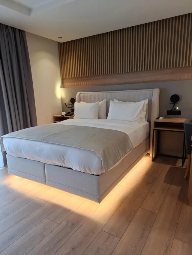 Suite, Street View، Avra Hotel 2/6