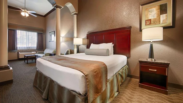 جناح خارجي بسرير كينج مع أريكة، Best Western Plus Main Street Inn 1/3