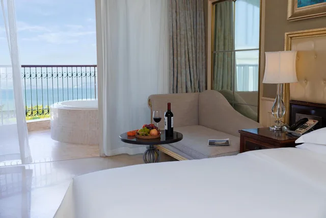 Room, King Bed, Side Sea View، Crowne Plaza Resort Sanya Bay 8/10