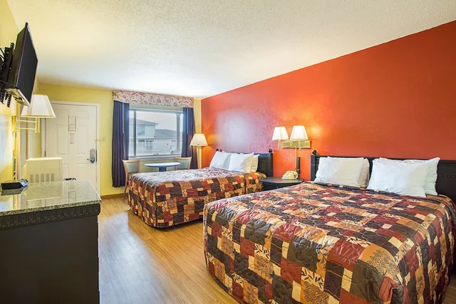 Downstairs, 2 Queen Beds، Rodeway Inn Roswell West 3/5