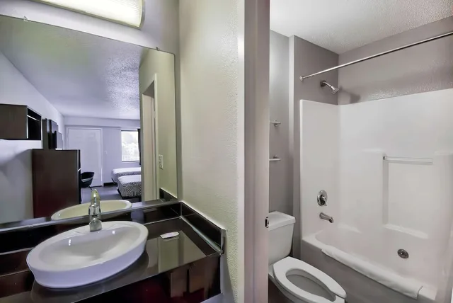 غرفة بريميوم بسرير مزدوج، Motel6 Warren, MI - Detroit East 4/5