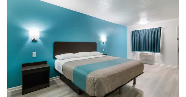 Room, Queen Bed, Accessible, Motel6 Arlington Heights, IL - Chicago North Central 3/7
