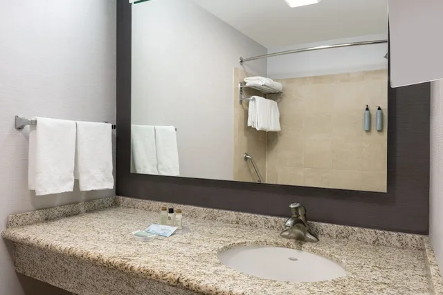 جناح بسريرين كوين بغرفة نوم واحدة مع أريكة، Courtyard By Marriott Santa Fe 3/6