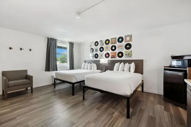 Deluxe, Queen Bed, Hillside Crossing Nashville 1/1